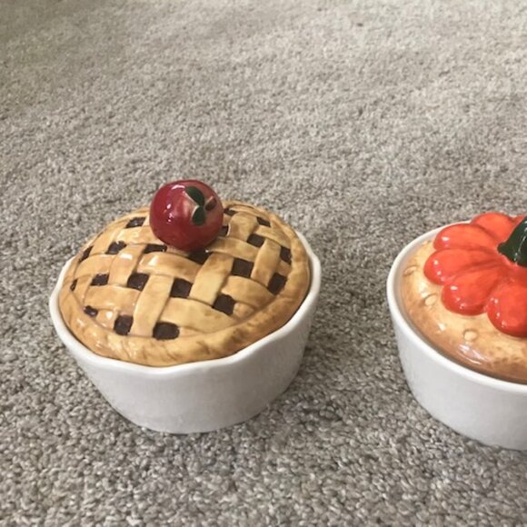 Cute Set of 2 Home Ceramic Apple & Pumpkin Pie 5" Bowls & Lids. Oven Safe. - Picture 4 of 5